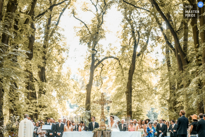 Photo de: <a href="https://www.wpja.com/contests/2019-v16/best-wedding-photographers/2561522"> Cedric Derbaise - Bury </a> Château de Saint Rémy en l'Eau - France | Photographie de cérémonie de mariage en plein air sous les grands arbres