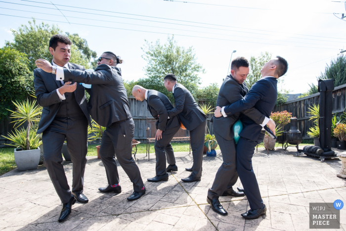 Victoria, Australien, Melbourne Hochzeitstag Fotografie | Knallende Ballone während des Türspiels.