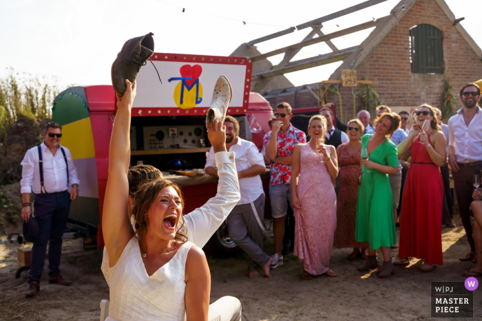 Foto: <a href="https://www.wpja.com/contests/2019-v16/best-wedding-photographers/2561636"> Indra Simons - Enschede Overijssel </a> Voorthuizen - Niederländischer Hochzeitsfotograf - Bilder vom Schuhspiel
