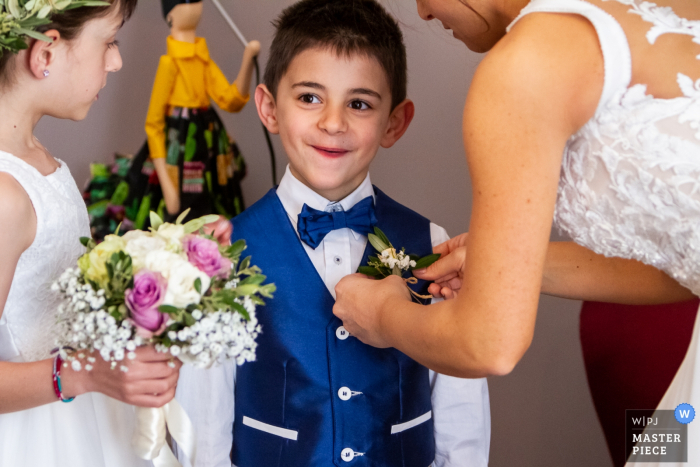 Foto von: <a href="https://www.wpja.com/contests/2019-v16/best-wedding-photographers/2561642"> Salvo Moroni - Viagrande Catania </a> A casa della sposa - Catania - Hochzeitstagfotografie mit Kindern und Blumen mit der Braut