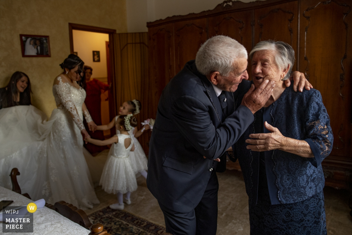 Photo by: <a href="https://www.wpja.com/contests/2019-v16/best-wedding-photographers/2561717">Pasquale Minniti - Reggio Calabria</a> reggio calabria getting ready pictures from wedding day - grandparents joke during the bride's preparations