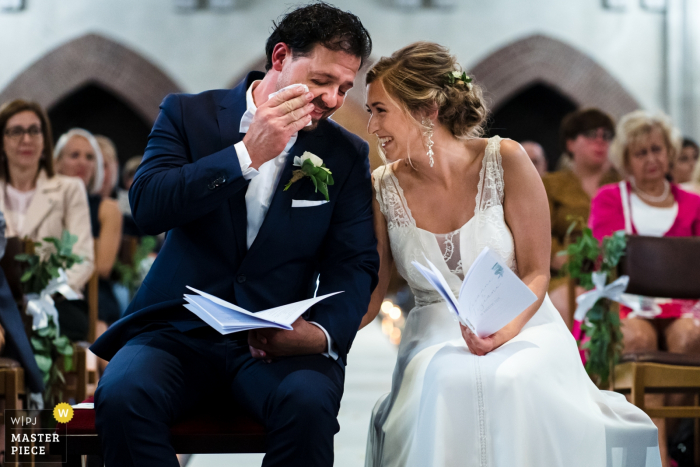 Cérémonie des Flandres Photos de la mariée et du marié à l'intérieur d'une église.