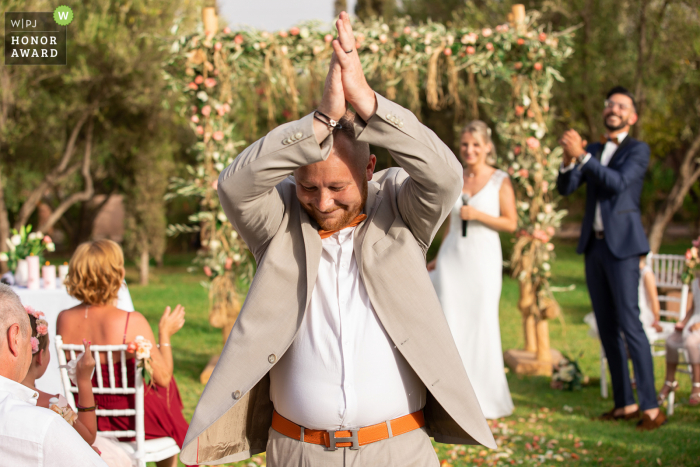 Foto de cerimônia de casamento ao ar livre, Marrakech | A noiva para o noivo ... Obrigado meu amigo