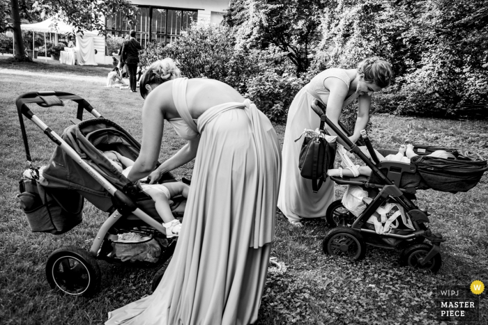 Photo by: <a href="https://www.wpja.com/contests/2019-v16/best-wedding-photographers/2561948">Tunde Koncsol - Budapest</a> Mühlbach am Manhartsberg wedding day photography - Pictures of bridesmaids and their baby