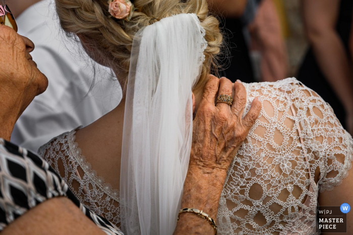 Fotografia na przyjęciu weselnym - babcia podaje pannie młodej rękę