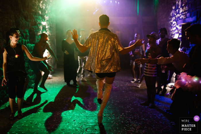 Castello di Rosciano, Umbria, Italia Invitados a la boda bailando bajo luces de colores