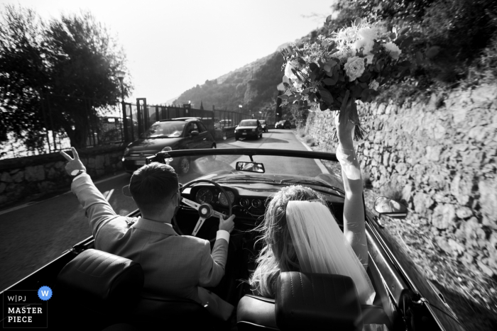 Foto von: <a href="https://www.wpja.com/contests/2019-v16/best-wedding-photographers/2562010"> Julian Kanz - Portofino Genova </a> Amalfiküste, Italien - Hochzeitsfoto der Braut und des Bräutigams auf dem Weg zum Hochzeitsempfang