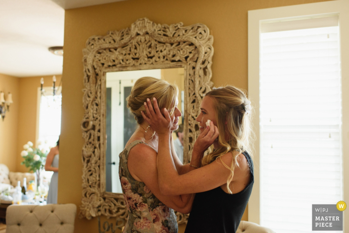 Foto: <a href="https://www.wpja.com/contests/2019-v16/best-wedding-photographers/2562033"> Neil Thurston - Nags Leiter North Carolina </a> Sound-to-Sea-Beach-Club, Corolla, NC Hochzeitsfotografie - Braut und Mutter umarmen sich, während sie sich vor der Zeremonie fertig machen