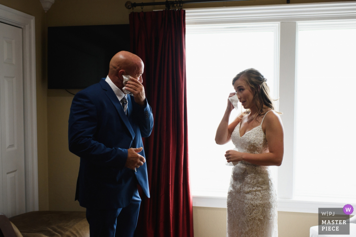 Foto: <a href="https://www.wpja.com/contests/2019-v16/best-wedding-photographers/2562055"> Neil Thurston - Nags Leiter North Carolina </a> Oasis Suites, Nags Head, NC Hochzeitsfotograf | Emotionaler Moment, als der Vater zum ersten Mal die Braut sieht