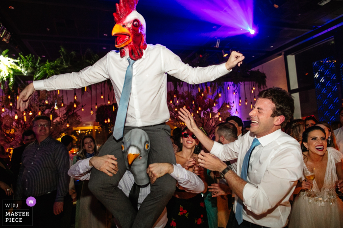 Photo by: <a href="https://www.wpja.com/contests/2019-v16/best-wedding-photographers/2562126">Renan Radici - Porto Alegre Rio Grande do Sul</a> Mahala Eventos - Porto Alegre - RS - wedding photography of bird-headed guests dancing at the reception