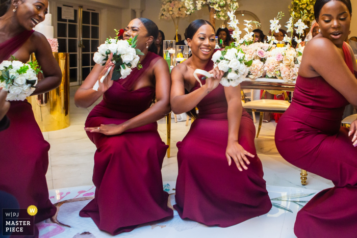 Foto: <a href="https://www.wpja.com/contests/2019-v16/best-wedding-photographers/2562146"> Obi Nwokedi - London London </a> Froyle Park Country Estate, Hampshire, Großbritannien Aufnahmeortphotographie, welche die Brautjungfern haben Spaß gefangennimmt