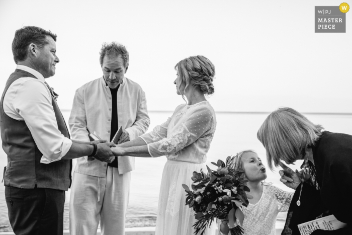 Foto: <a href="https://www.wpja.com/contests/2019-v16/best-wedding-photographers/2562168"> Nicky Byrnes - Carnelian Bay, Kalifornien </a> Zucker Pine Point State Park: Tahoma, CA Hochzeitsfotografie - Die Tochter der Braut vermasselt während der Zeremonie ihrer Mutter.