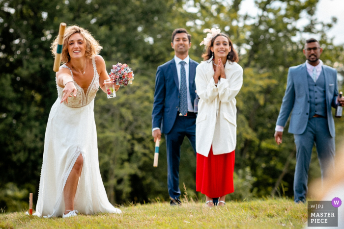 Foto: <a href="https://www.wpja.com/contests/2019-v16/best-wedding-photographers/2562203"> Paul Rogers - Hitchin Hertfordshire </a> Swallows Oast, Hochzeitsort in Großbritannien - Bilder der Braut beim Spielen von Gartenspielen