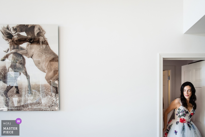 Preparare la fotografia di location il giorno del matrimonio: Barrows House nel Dorset, Vermont | La sposa esce dalla sua camera da letto dopo essersi vestita.