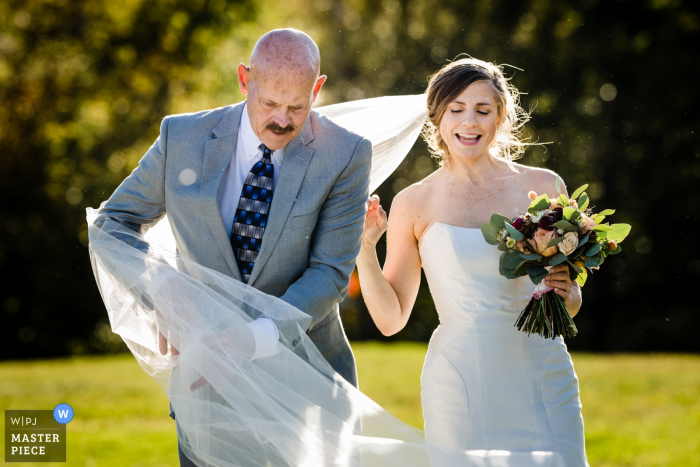 Foto: <a href="https://www.wpja.com/contests/2019-v16/best-wedding-photographers/2562258"> Jacob Hannah - Lincoln Vermont </a> Hochzeitsfotograf für das Sugarbush Resort - Warren, VT - Der Stiefvater der Braut verheddert sich im Schleier, als er sie den Gang entlangführt.
