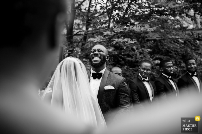 Foto door: <a href="https://www.wpja.com/contests/2019-v16/best-wedding-fotografen/2562298"> Milan Lazic - Chicago Illinois </a> winnetka gemeenschapshuis buiten huwelijksceremonie fotografie in zwart en wit