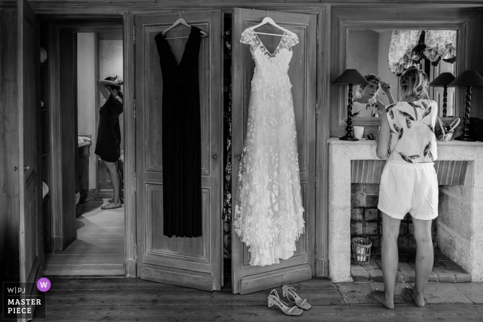 Foto von: <a href="https://www.wpja.com/contests/2019-v17/best-wedding-photographers/2562590"> Sylvain Garderes - Beost </a> Château Giscours Bordeaux Frankreich Hochzeitsbilder | Braut und Brautjungfer, die fertig werden