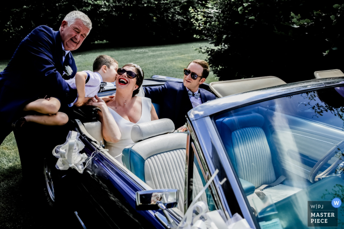 Foto: <a href="https://www.wpja.com/contests/2019-v17/best-wedding-photographers/2562710"> Julien Laurent Georges - Paris </a> Hochzeitsfeier Veranstaltungsort Fotografie - Frankreich - Ich möchte jetzt einen Kuss !!! Braut und Bräutigam im konvertierbaren Auto.
