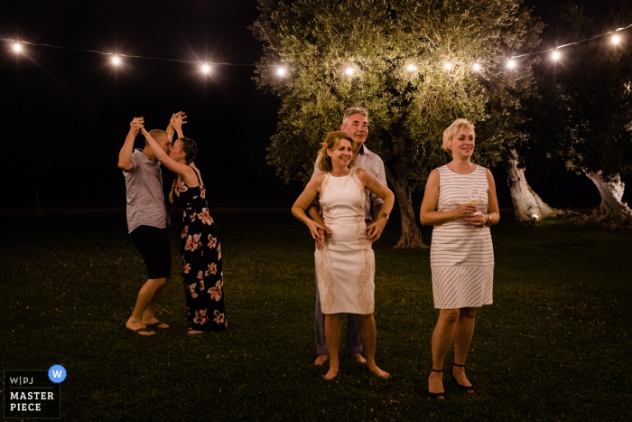Foto von: <a href="https://www.wpja.com/contests/2019-v17/best-wedding-photographers/2562806"> Sanne De Block - Wijnegem Antwerpen </a> Apulien-Hochzeitsfotografie von einem Empfang im Freien nachts unter Lichtern