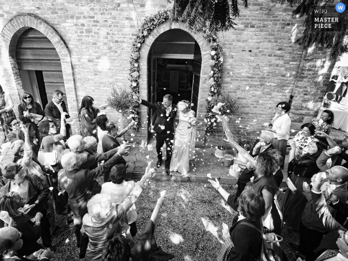 Photo by: <a href="https://www.wpja.com/contests/2019-v17/best-wedding-photographers/2562840">Michela Bocciarelli - Milano Milano</a> Villa Castello Torrazzetta, Borgo Priolo, Italy - Photography of guests throwing rice at the bride and groom after the wedding ceremony