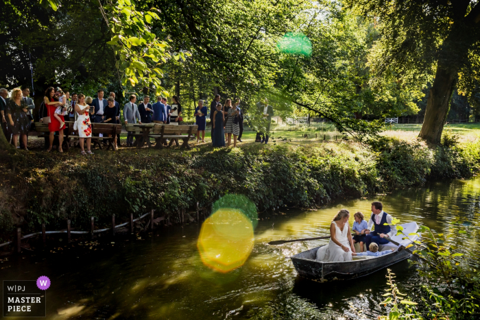 Zdjęcie: <a href="https://www.wpja.com/contests/2019-v17/best-wedding-photographers/2562978"> Kobe Vanderzande - Hasselt Limburg </a> Sint-Truiden przyjęcie weselne na zewnątrz | Łódź ślubna dla pary młodej