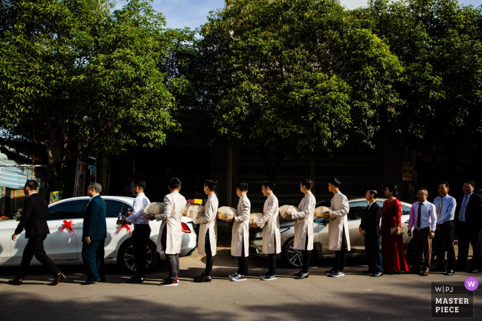 Photo de: <a href="https://www.wpja.com/contests/2019-v17/best-wedding-photographers/2563551"> Jacob Gordon - Perth, Australie occidentale </a> Photographe de mariage en Australie occidentale: le marié et sa famille sur le point de saluer la famille de la mariée.