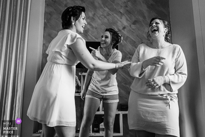 Photo by: <a href="https://www.wpja.com/contests/2019-v17/best-wedding-photographers/2563566">Benjamin Brette - St Ouen l'Aumone </a> Bastide des Hirondelles wedding day photography of the Brides and bridesmaid having fun during preps