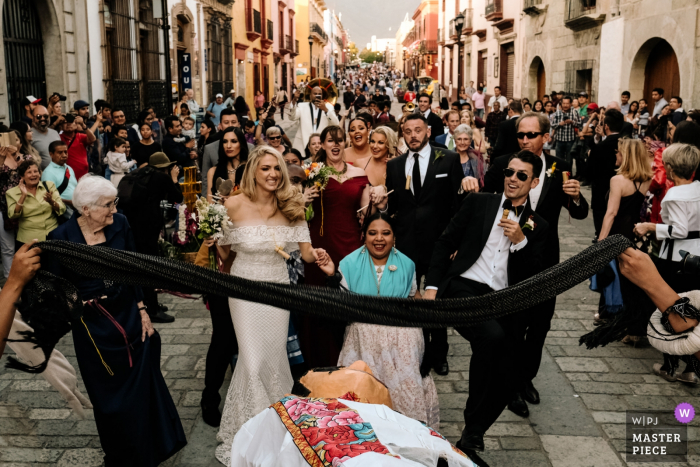 Cidade de Oaxaca, Oaxaca Limbo na fotografia de casamento de rua em Calenda - México