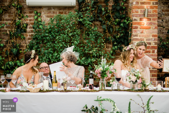 Northbrook Park: preparação do discurso e selfies - fotografia de reportagem de casamento na Inglaterra