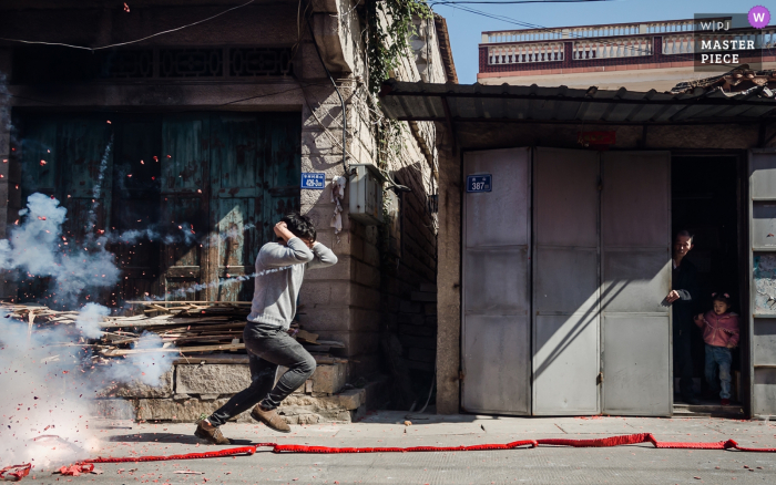 Photo by: <a href="https://www.wpja.com/contests/2019-v17/best-wedding-photographers/2564035">Lin Yang - Quanzhou </a> Fujian Bridegroom's door wedding pictures | The bridegroom's family is setting off firecrackers