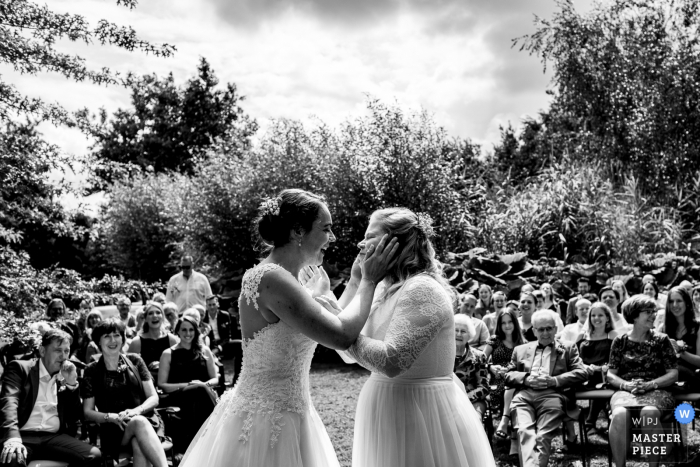 Foto von: <a href="https://www.wpja.com/contests/2019-v17/best-wedding-photographers/2564051"> Moniek van Gils - Klundert Noord Brabant </a> Netherlands Outdoor Wedding Ceremony Pictures - In dem Moment, als sie Partner fürs Leben wurden und es mit einem Kuss besiegeln wollten.