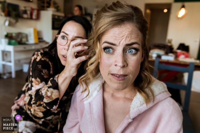 Photo by: <a href="https://www.wpja.com/contests/2019-v17/best-wedding-photographers/2564131">Isabelle Hattink - Rotterdam Zuid Holland</a> Holland - Rotterdam wedding reportage photographer: Bride looks in the mirror with her make-up artist