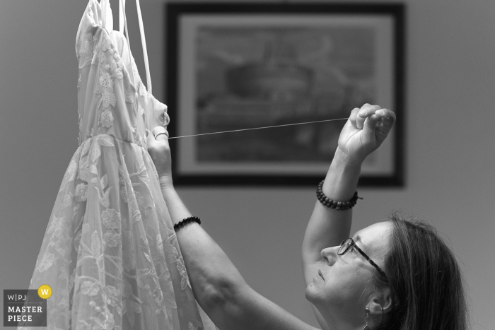 Photo by: <a href="https://www.wpja.com/contests/2019-v17/best-wedding-photographers/2564173">Simone Bacci - Arezzo Arezzo</a> Tuscany bride's mom repairing the dress at last moment - Italy wedding photography