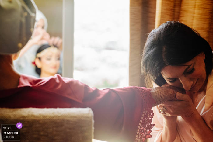 Omni Barton Creek Austin, Texas, fotografo della location per matrimoni: la madre piange stringendo la mano delle spose mentre si prepara per il suo matrimonio nell'Asia meridionale