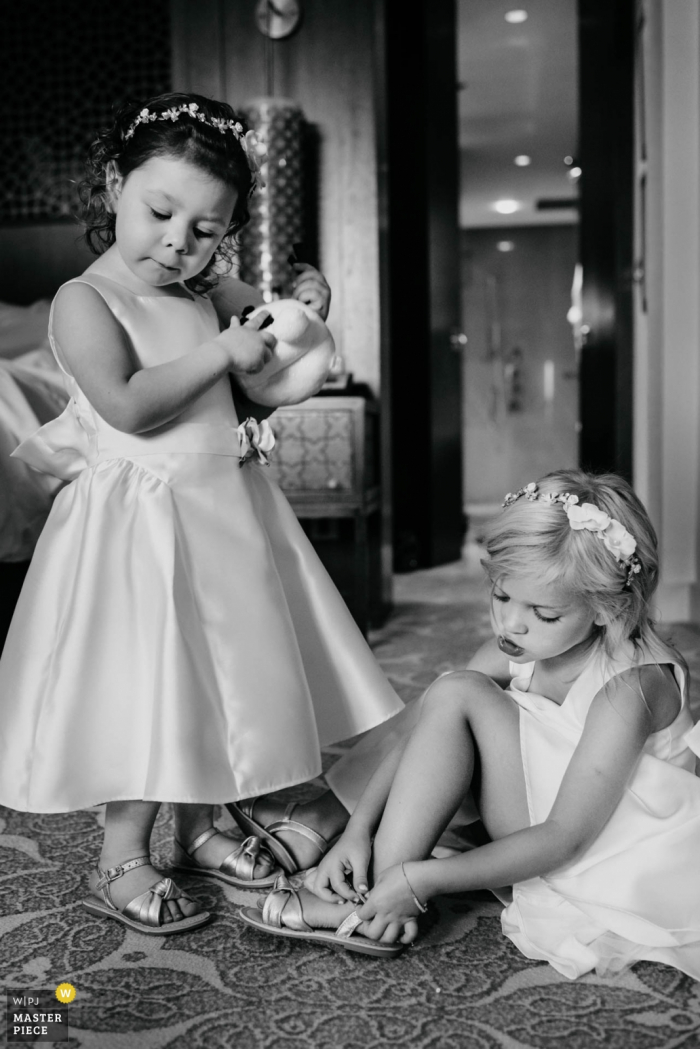 Fotos de Chatty Flowergirls se vestindo no The Ritz Dubai no dia do casamento.