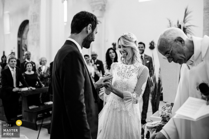 Foto von: <a href="https://www.wpja.com/contests/2019-v17/best-wedding-photographers/2564709"> Francesco Gravina - Castellaneta, Taranto </a> Apulien Hochzeitsfotograf: Zeremonie in der Kirche - die Braut hat gewonnen, schließlich ist er ihr Ehemann