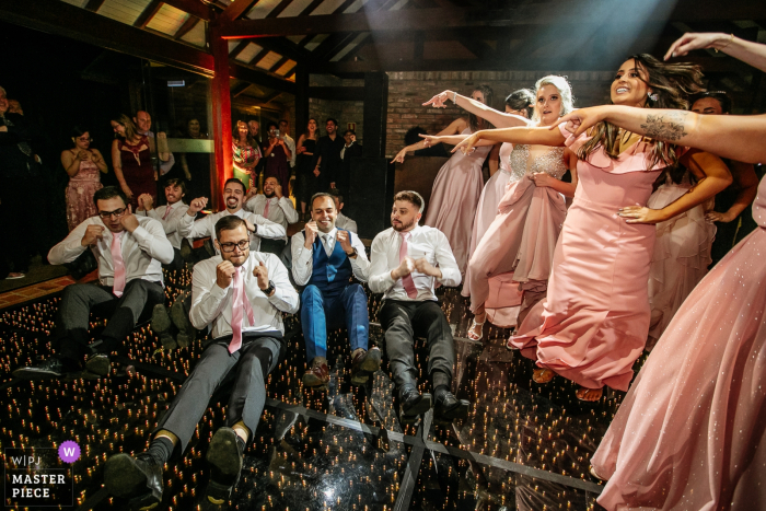 alto da capela - porto alegre - brasil - fotografía de bodas desde la pista de baile de la fiesta de recepción con los padrinos de boda y las damas de honor.