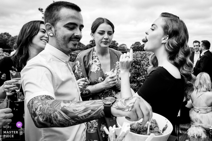 Zdjęcie: <a href="https://www.wpja.com/contests/2019-v17-photography-competition/best-wedding-photographers/2564986"> Emil Boczek - Wolverhampton West Midlands </a> Merrydale Manor, Cheshire, brytyjski fotograf miejsca ślubu - Canapes jest podawany gościom na przyjęciu weselnym