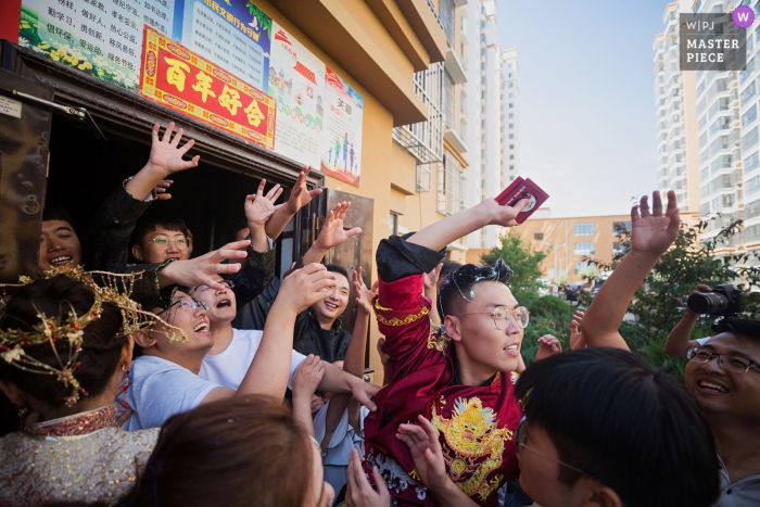 Photo by: <a href="https://www.wpja.com/contests/2019-v17/best-wedding-photographers/2565143">Zhiwen Liu - Yulin </a> Shaanxi Home Photography on Wedding Day of Red envelopes