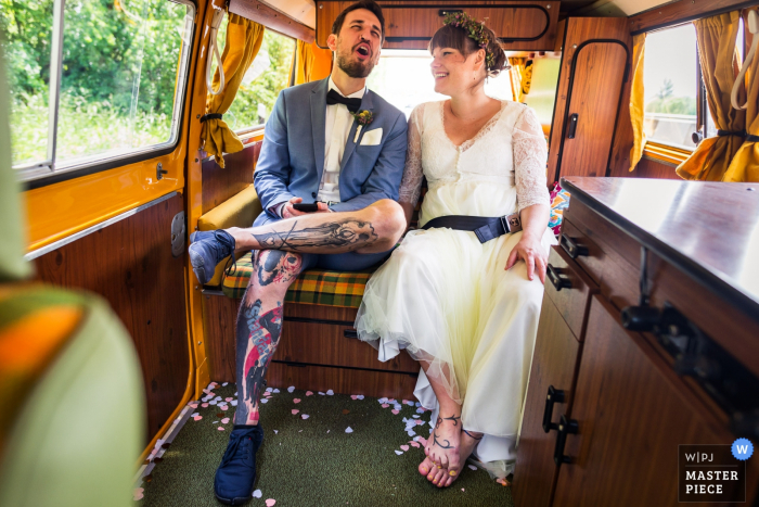 Photo by: <a href="https://www.wpja.com/contests/2019-v18/best-wedding-photographers/2565555">Paulo Sacramento - Mainz Rheinland-Pfalz</a> Germany wedding photos In an old car | Groom singing during the ride to the reception venue
