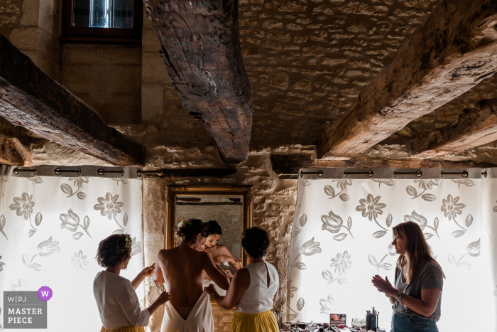 Photo by: <a href="https://www.wpja.com/contests/2019-v18/best-wedding-photographers/2565771">Sylvain Garderes - Beost </a> Wedding photo from Château Lagut, Périgord, France - Bride getting ready with bridesmaids