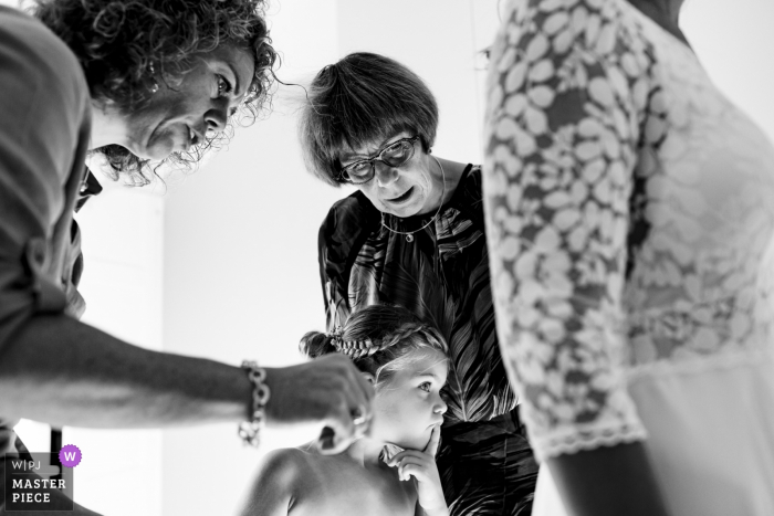 préparer la photographie de mariage - La dernière retouche de la robe de mariée.