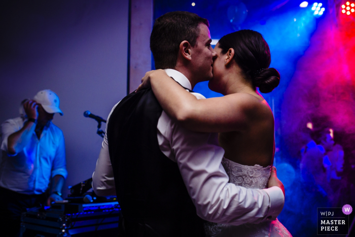 Photo by: <a href="https://www.wpja.com/contests/2019-v18/best-wedding-photographers/2566217">Rosa Engel - Aachen Nordrhein-Westfalen</a> Wedding photography in Aachen - Bride and groom dancing under blue and red lights