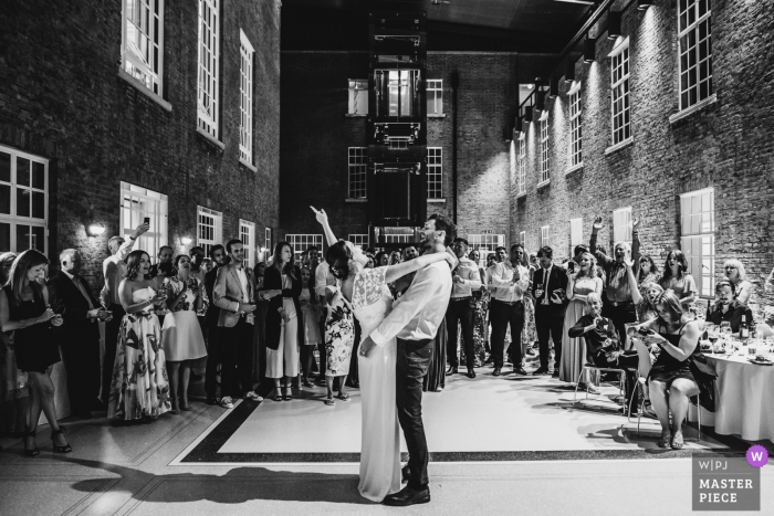 Hackney Town Hall, fotografo di matrimoni di Londra: una coppia esegue il loro primo ballo davanti alla famiglia e agli amici