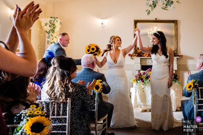 Castillo de Darver, Louth, Irlanda - Dos novias celebran el final de la ceremonia