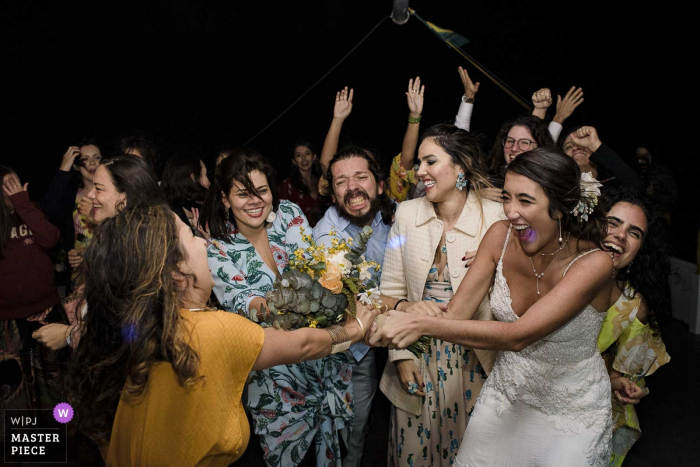 Photo by: <a href="https://www.wpja.com/contests/2019-v18/best-wedding-photographers/2567513">Clara Sampaio - Rio de Janeiro Rio de Janeiro</a> On a cruise in Paraty, Costa Verde, Rio de Janeiro, Brazil - Wedding photographer: Who will get the bouquet?