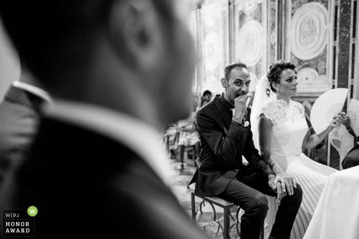 Fotografía de la ceremonia de boda - Iglesia en Sicilia - gestos extraños entre el novio y los testigos