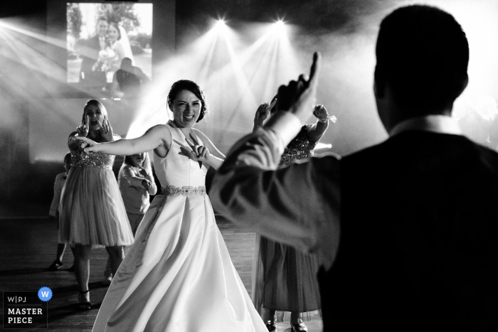 Primeira dança com os amigos e a noiva sob luzes de DJ e nevoeiro Fotografia de local de casamento Domaine de Chatillon | Primeira dança com os amigos e a noiva sob luzes de DJ e nevoeiro