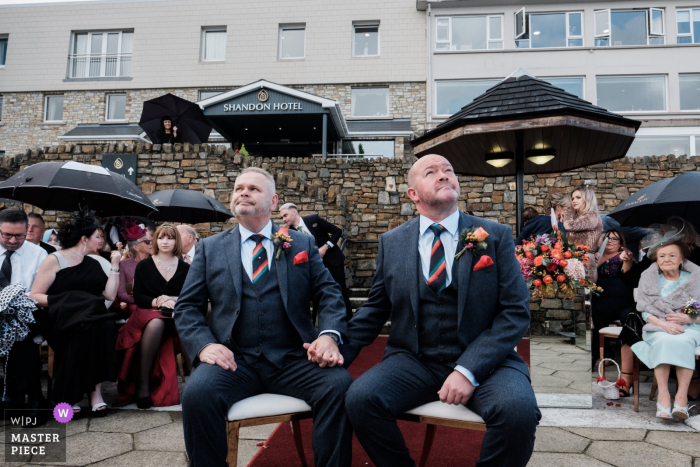 Photographie de mariage de l'hôtel Shandon, Donegal, Irlande. - Regardant un peu anxieusement vers les nuages ​​qui se rassemblent qui apporteraient bientôt de fortes pluies pour leur cérémonie en plein air