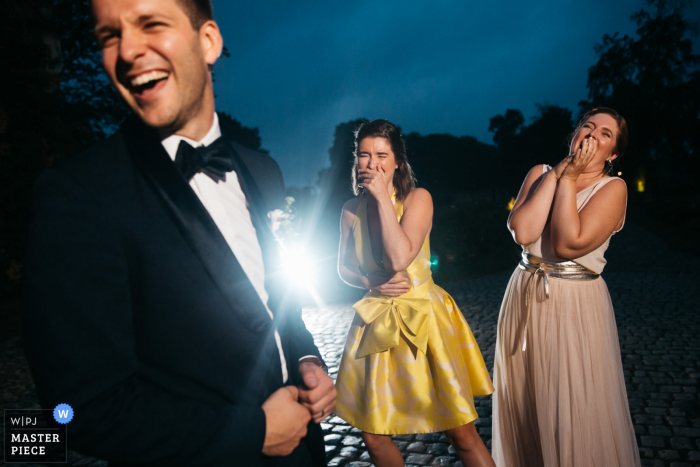 Photo by: <a href="https://www.wpja.com/contests/2019-v18/best-wedding-photographers/2567839">Fille Roelants - Antwerpen Antwerpen</a> Flanders Wedding Reception venue photography | the groom is making jokes with 2 bridesmaids